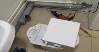 Установка напольного унитаза в Когалыме: монтаж под ключ от СантехДомКгл от 5146 рублей.
