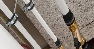 Замена труб водоснабжения в квартире: цена от 2059 руб. - СантехДомКгл